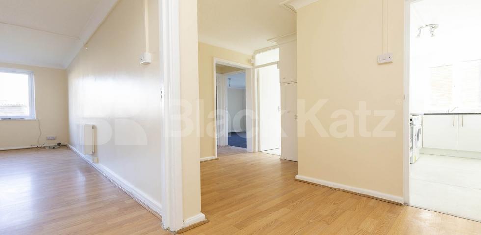 Refurbished 1 bedroom property with a study Oakleigh Road South, New Southgate 